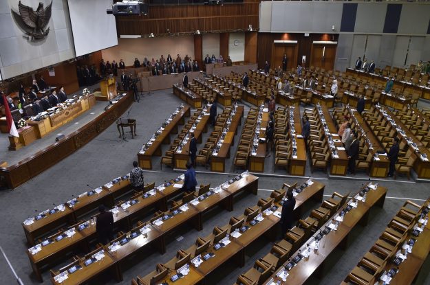 Anggota DPR mengikuti sidang paripurna ke-35 masa sidang V tahun 2015-2016 di Komplek Parlemen Senayan, Jakarta, Kamis (28/7).