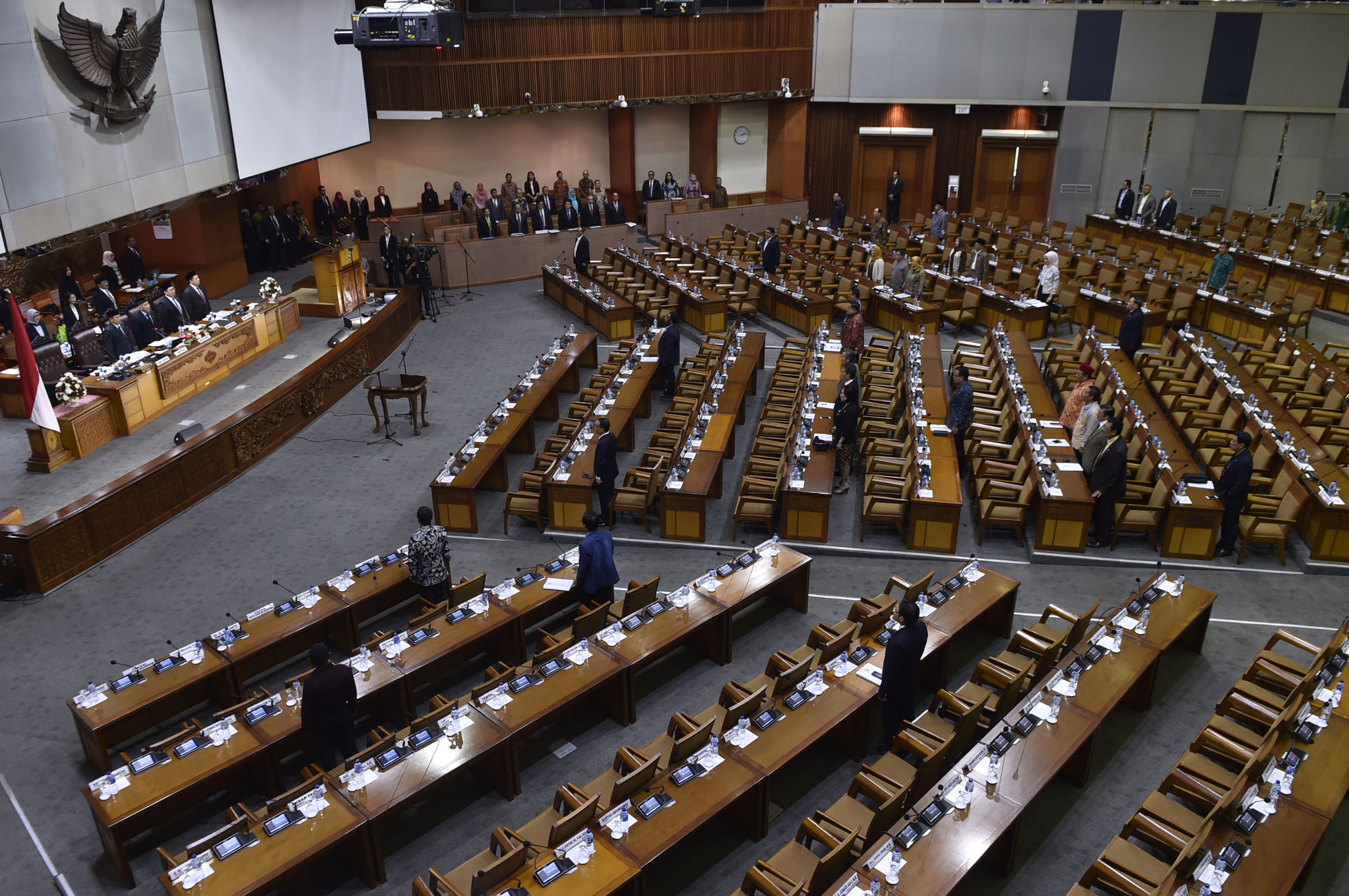 Anggota DPR mengikuti sidang paripurna ke-35 masa sidang V tahun 2015-2016 di Komplek Parlemen Senayan, Jakarta, Kamis (28/7).