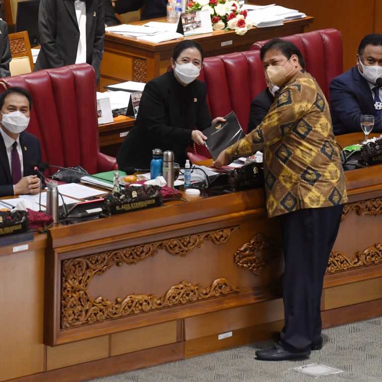 Menko Perekonomian Airlangga Hartarto (kedua kanan) menyerahkan berkas pendapat akhir pemerintah kepada Ketua DPR Puan Maharani (kedua kiri) saat pembahasan tingkat II RUU Cipta Kerja pada Rapat Paripurna