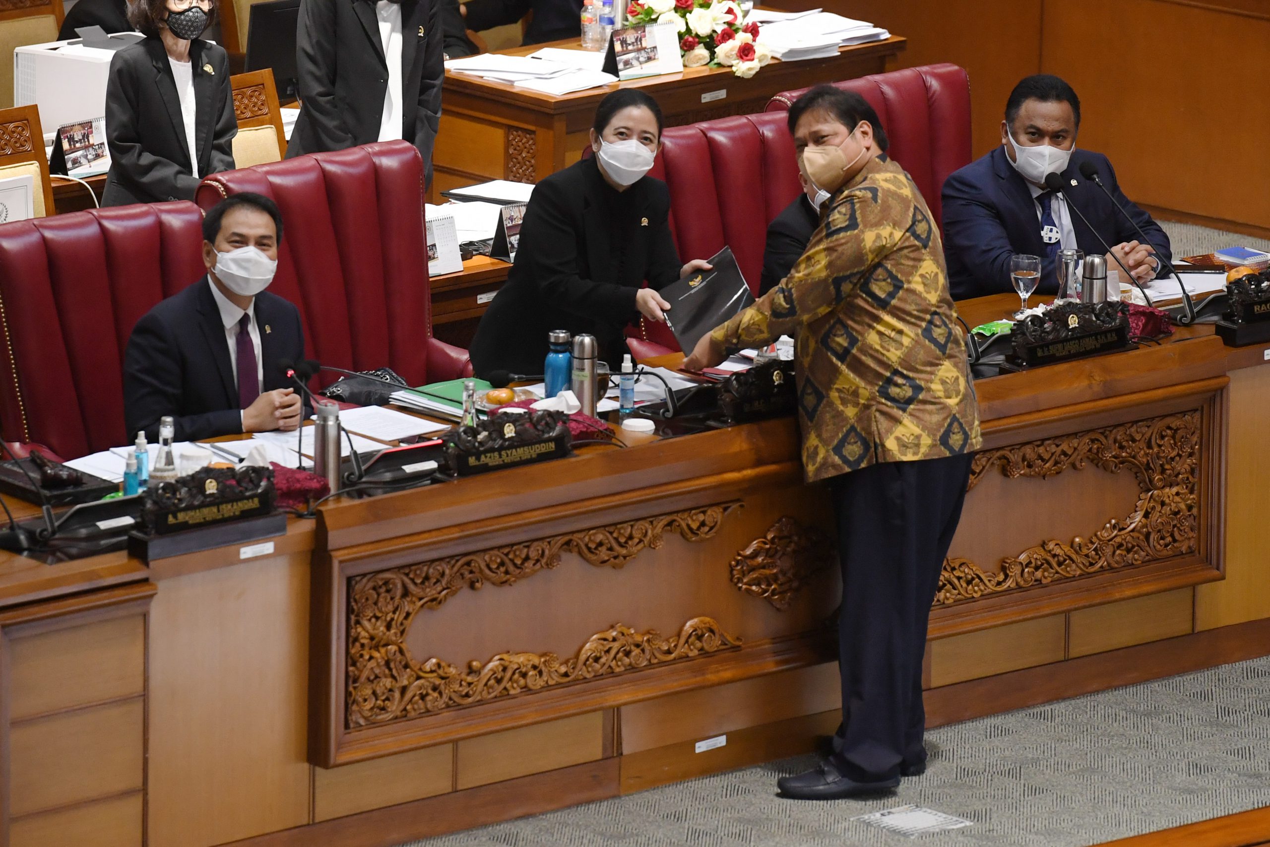 Menko Perekonomian Airlangga Hartarto (kedua kanan) menyerahkan berkas pendapat akhir pemerintah kepada Ketua DPR Puan Maharani (kedua kiri) saat pembahasan tingkat II RUU Cipta Kerja pada Rapat Paripurna