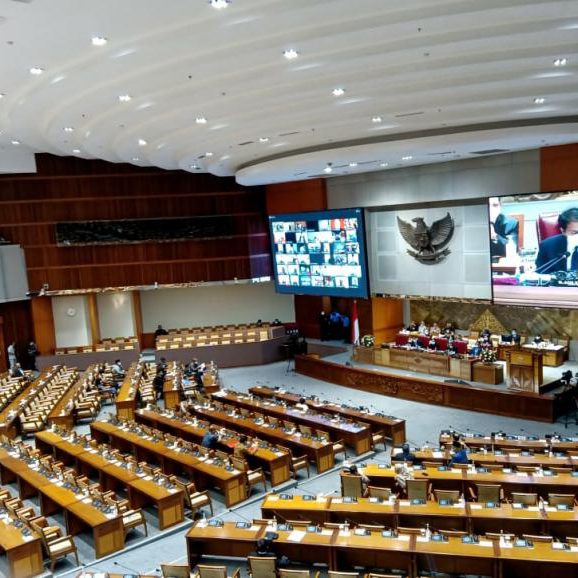 dpr-menggelar-rapat-paripurna-masa-sidang-iv-dan-pengambilan_201005170149-945