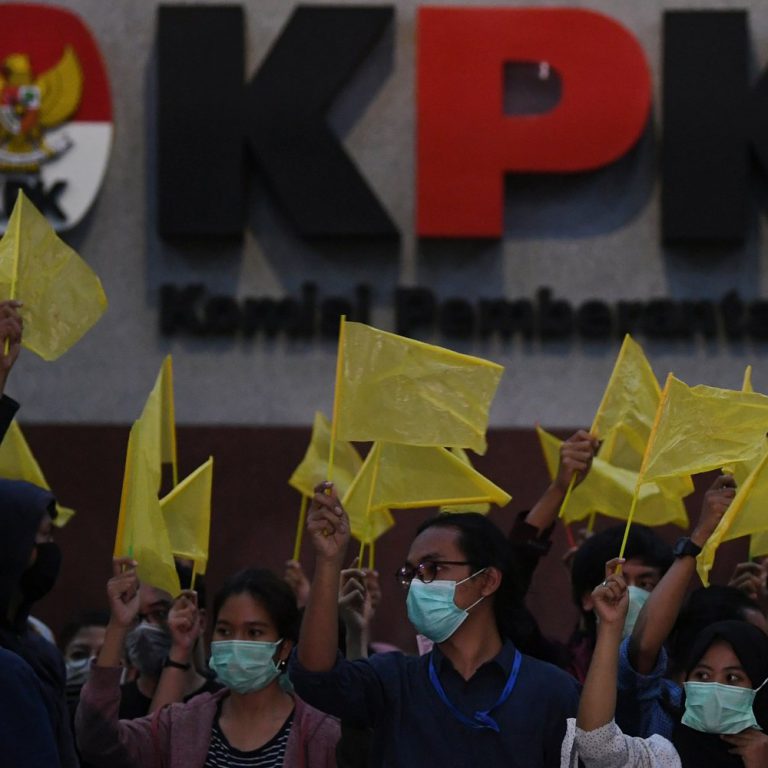 Anggota-Wadah-Pegawai-KPK-membawa-bendera-kuning-saat-melakukan-aksi-di-gedung-KPK-Jakarta