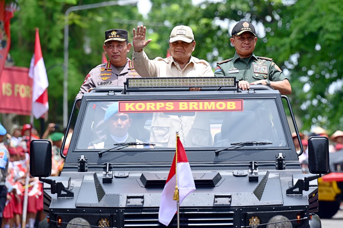 presiden_prabowo_bersama_dengan_kapolri_dan_panglima_tni-D4xA_large